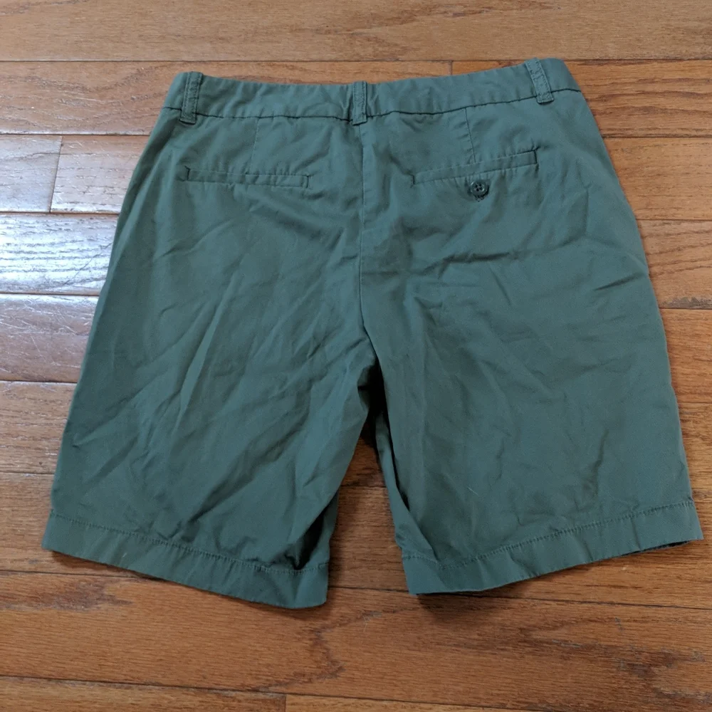 $5 w/bundle J.Crew Green Bermuda Shorts Sz 4